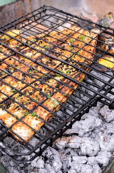 Griller le poisson sur du charbon de bois — Photo