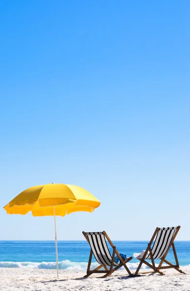 Пляжні стільці на піску — стокове фото