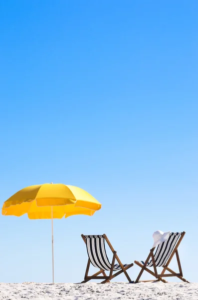 Cadeiras de praia na areia — Fotografia de Stock