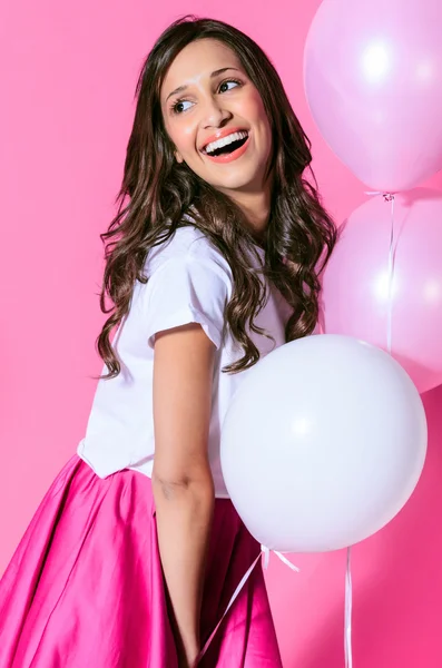 Lächelnde Frau mit rosa und weißen Luftballons — Stockfoto