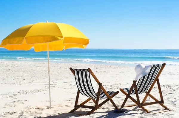 Strandkörbe auf Sand — Stockfoto