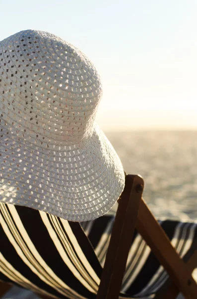 夏季帽子挂在沙滩椅上 — 图库照片