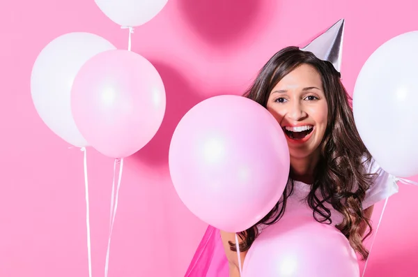 Lachende vrouw met roze en witte ballonnen — Stockfoto