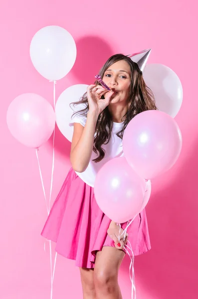 Mulher sorridente com balões rosa e branco — Fotografia de Stock