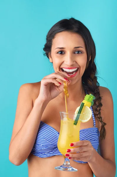 Mooie vrouw drinken cocktail — Stockfoto