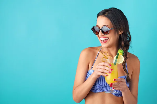 Šťastná mladá žena se baví s koktejly — Stock fotografie