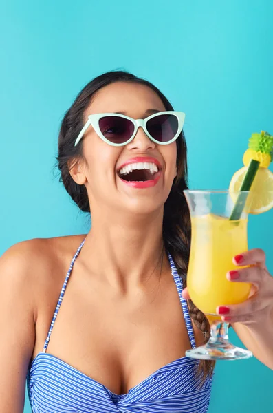 Frau mit tropischem Cocktail — Stockfoto
