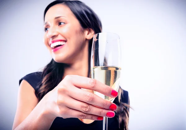 Mulher brilhante segurando copo de champanhe de vinho espumante — Fotografia de Stock