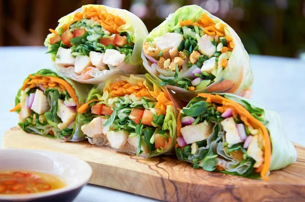 Som serverar hälsosam färska asiatiska Vårrulle wraps — Stockfoto