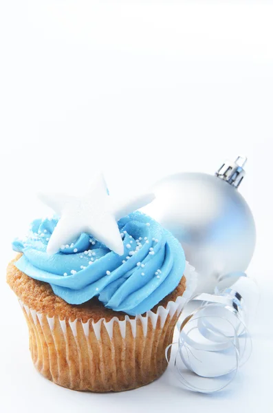 Cake with christmas bauble and ribbon — Stock Photo, Image