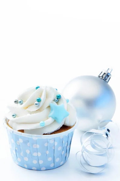 Cake with christmas bauble and ribbon — Stock Photo, Image