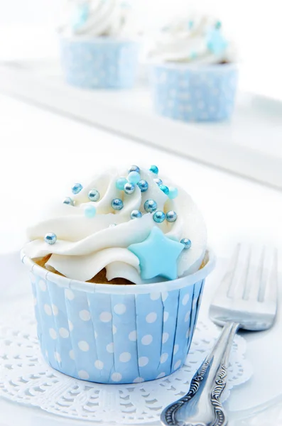 Mavi ve beyaz top kek — Stok fotoğraf