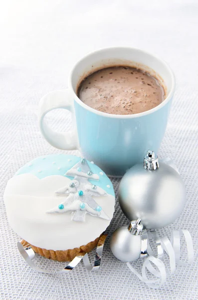 Christmas cupcake with hot chocolate — Stock Photo, Image