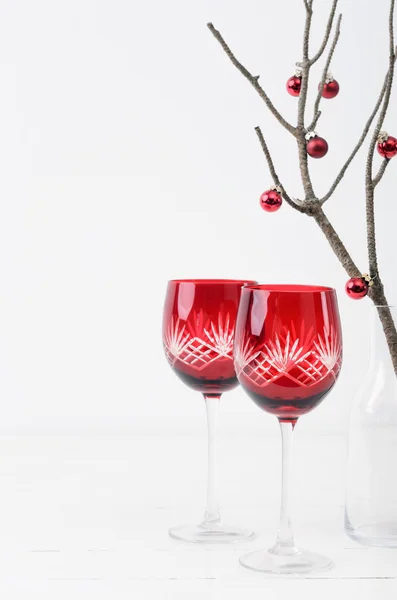 Mesa de Navidad con copas de vino —  Fotos de Stock