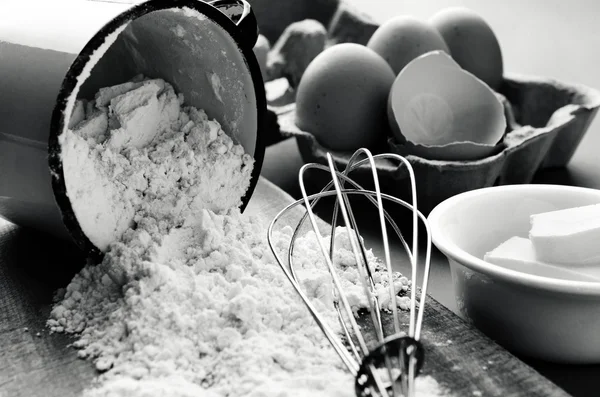 Сирі інгредієнти та посуд для випічки — стокове фото