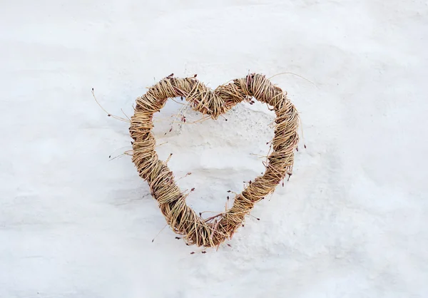 Cuore su parete bianca — Foto Stock