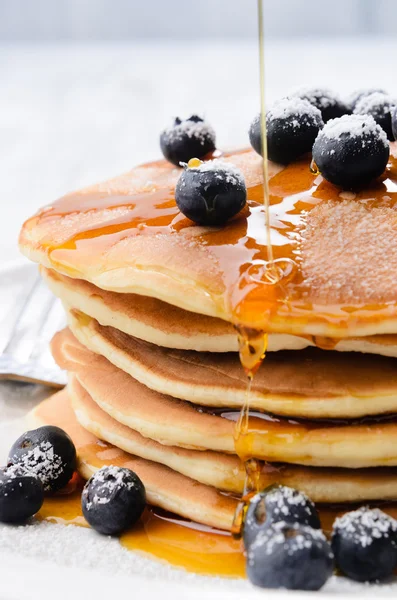 Ahornsirup auf Pfannkuchen — Stockfoto