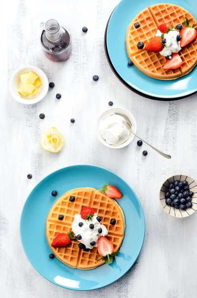 Gofres dorados con frutas — Foto de Stock