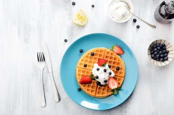 Gofres de desayuno con arándanos y fresas — Foto de Stock