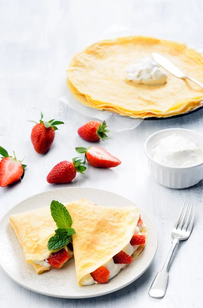 Dessert-Crêpes mit Erdbeeren und frisch geschlagener Sahne — Stockfoto