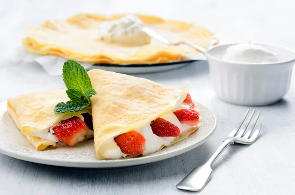 Crêpes de petit déjeuner aux fraises et crème — Photo