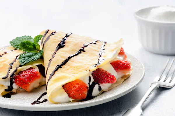 French crepes with strawberries — Stock Photo, Image