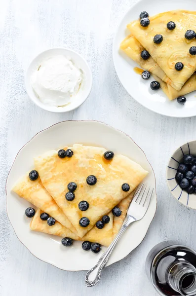 Crêpes de dessert aux baies fraîches et à la crème — Photo