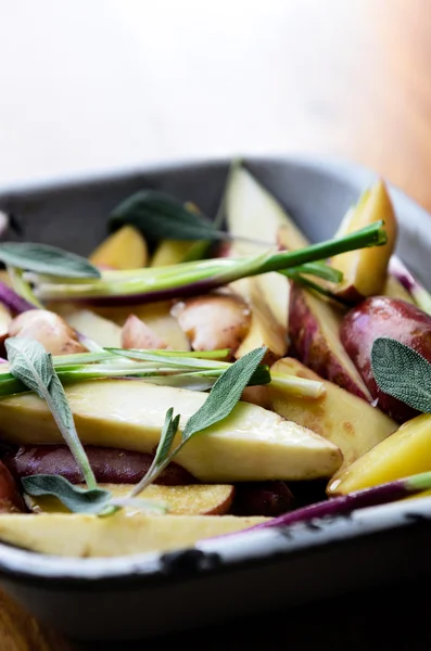 Cocinar con patatas en el plato — Foto de Stock