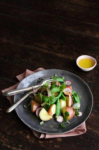 Salada de batata de verão com verdes — Fotografia de Stock