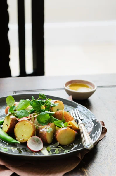 Délicieuse salade de pommes de terre sur le dessus de table — Photo