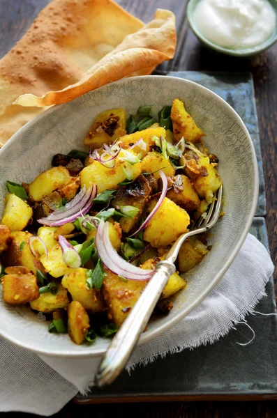 Patatas al curry y especias indias —  Fotos de Stock