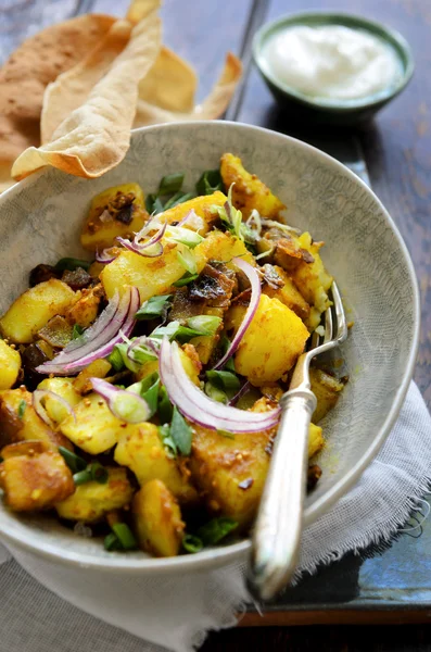 Patatas al curry y especias indias —  Fotos de Stock