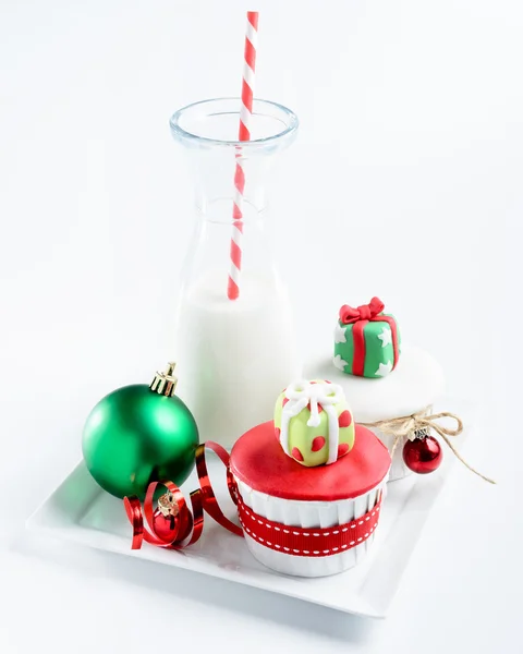 Weihnachtskuchen mit Dekoration und Milch — Stockfoto