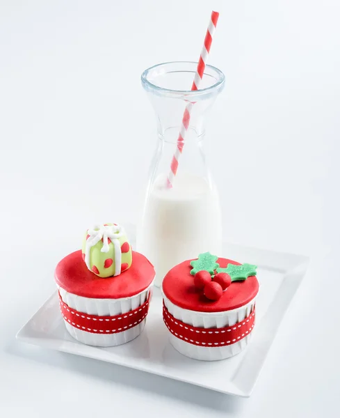 Cupcakes sazonais de Natal com leite — Fotografia de Stock