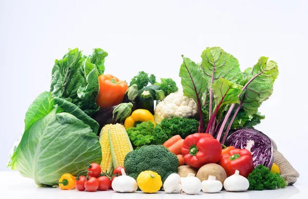 Разнообразие свежих красочных овощей — стоковое фото