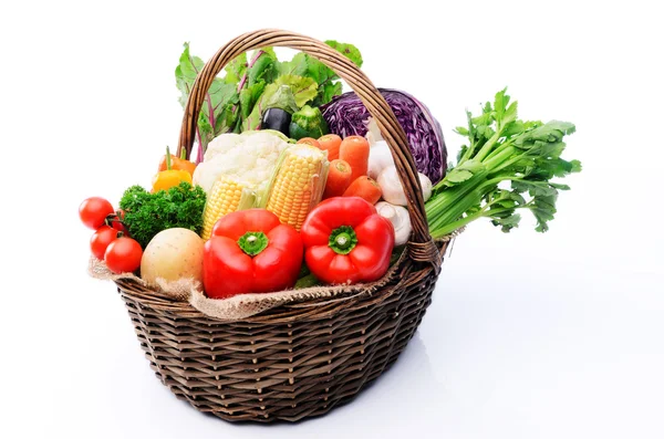 Basket of organic fresh produce from farmers market — Stock Photo, Image