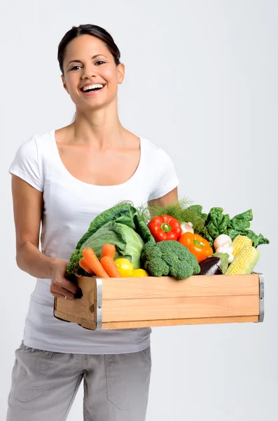 Usmívající se žena s čerstvým ovocem a zeleninou — Stock fotografie