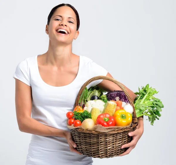 Usmívající se žena s čerstvým ovocem a zeleninou — Stock fotografie