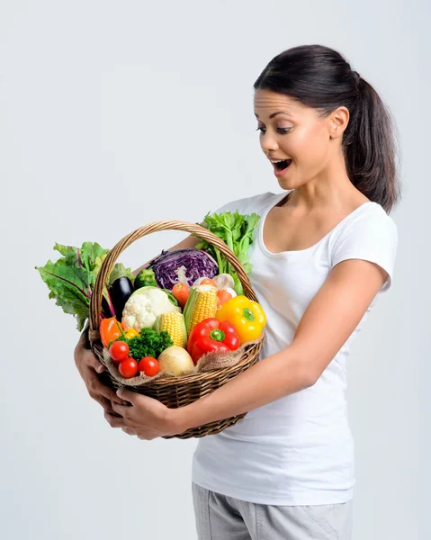 Mujer sorprendida por su saludable canasta de verduras — Foto de Stock