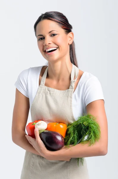 Mulher sorridente com produtos frescos — Fotografia de Stock