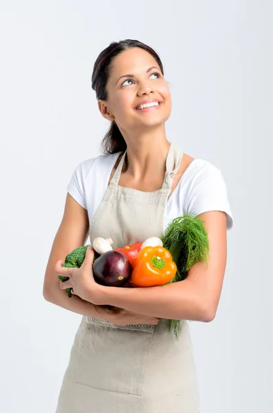 Mujer sonriente mirando hacia arriba con productos frescos —  Fotos de Stock