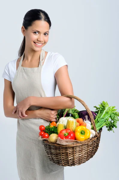 Vrouw uit de boerenmarkt retourneren — Stockfoto