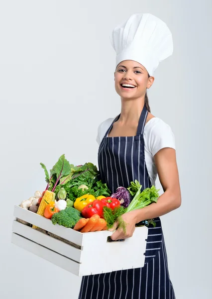 Chef avec boîte pleine de légumes crus — Photo