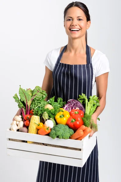 Chef sorridente con prodotti biologici locali freschi — Foto Stock