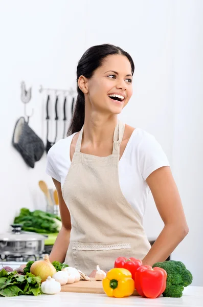 Mulher sorridente na cozinha — Fotografia de Stock