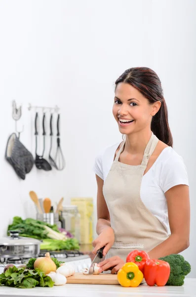 Gelukkig gezond leven levensstijl in keuken — Stockfoto