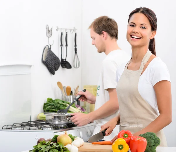 Estilo de vida saudável feliz na cozinha — Fotografia de Stock