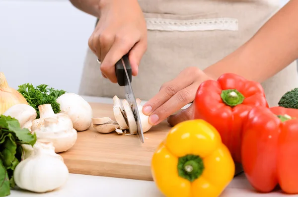 Close up of hands slicing vegetables with knife — Stock Photo, Image