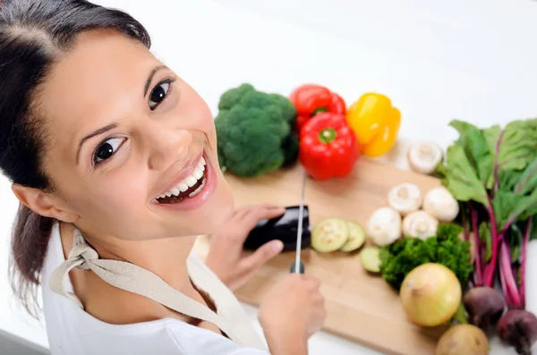 Lachende vrouw in de keuken — Stockfoto