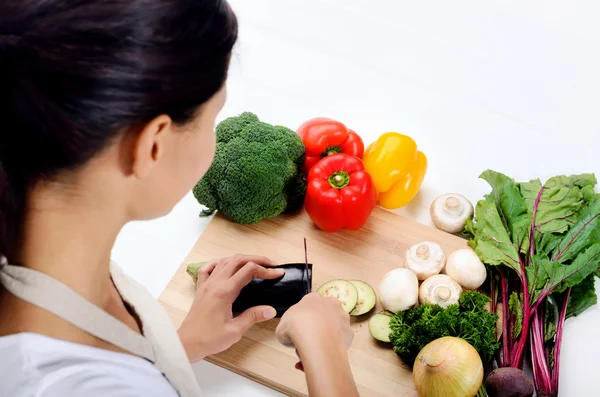 Händer som håller kniven skära grönsaker — Stockfoto